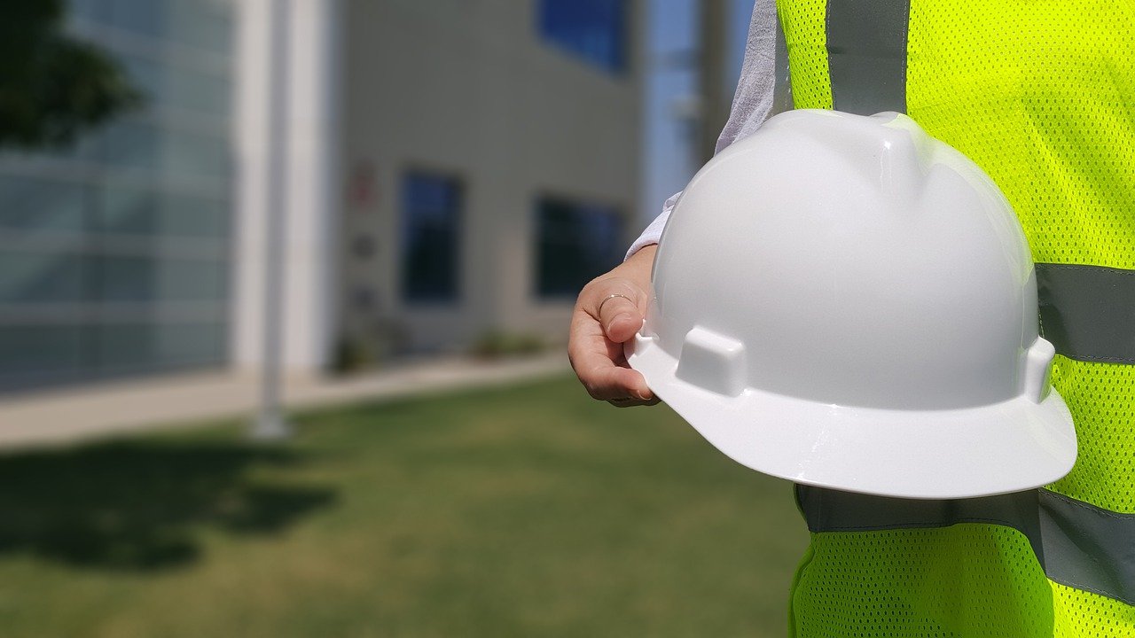 Auditor*in für Arbeitssicherheit mit Schutzhelm